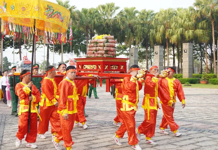 Đội dâng bánh Tét lên khu vực Đền thờ các Vua Hùng trong sáng 25/1.