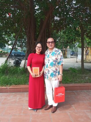 Nh&agrave; thơ Khương Thị Mến (&aacute;o đỏ)
