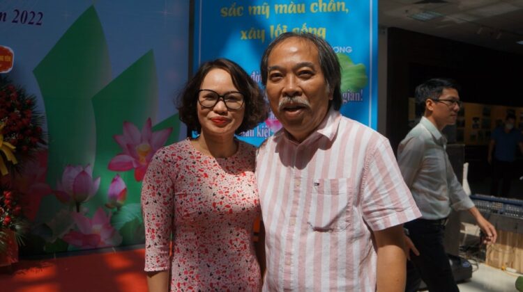 Nh&agrave; thơ Khương Thị Mến (b&igrave;a tr&aacute;i) v&agrave; nh&agrave; thơ Nguyễn Quang Thiều.