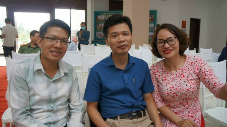 Nh&agrave; thơ Khương Thị Mến (b&igrave;a phải) v&agrave; c&aacute;c bạn văn.