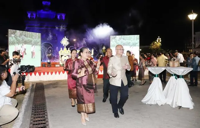 Bộ trưởng Bộ Thông tin, Văn hóa và Du lịch Lào Suonsavanh Viyaket khởi đầu điệu múa Lamvong tại sự kiện nhân dịp Múa Lamvong Lào được UNESCO công nhận là Di sản Văn hóa Phi vật thể của nhân loại. 