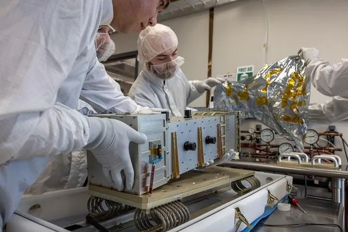 LEXI được các nhà khoa học đóng gói để đưa vào tàu vũ trụ - Ảnh: NASA