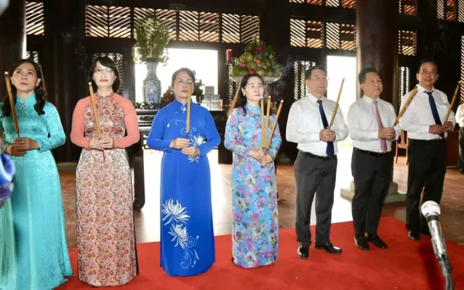 L&atilde;nh đạo TP Hồ Ch&iacute; Minh c&ugrave;ng thực hiện nghi thức d&acirc;ng lễ, thắp nhang.