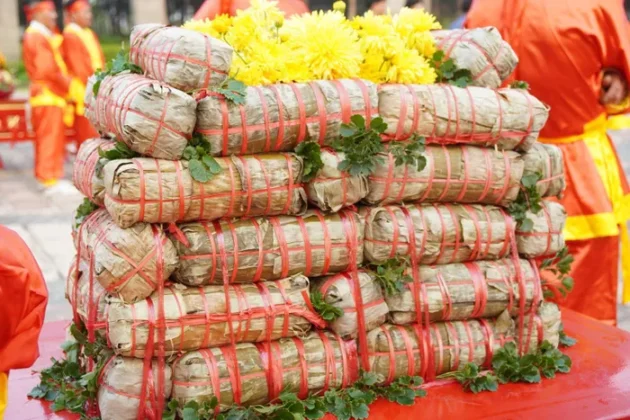Sau lễ d&acirc;ng b&aacute;nh T&eacute;t l&ecirc;n Quốc tổ H&ugrave;ng Vương, đo&agrave;n đại biểu TP Hồ Ch&iacute; Minh do b&agrave; Nguyễn Thị Lệ l&agrave;m trưởng đo&agrave;n, đ&atilde; viếng v&agrave; d&acirc;ng hương, c&uacute;ng b&aacute;nh T&eacute;t l&ecirc;n Đức Lễ Th&agrave;nh hầu Nguyễn Hữu Cảnh.