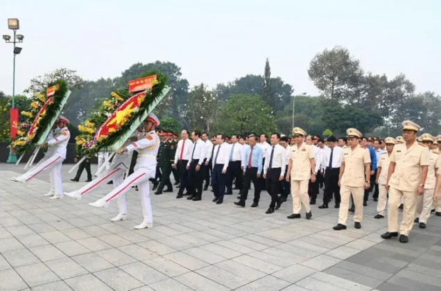 C&ugrave;ng ng&agrave;y, Ủy vi&ecirc;n Bộ Ch&iacute;nh trị, B&iacute; thư Th&agrave;nh ủy TP Hồ Ch&iacute; Minh Nguyễn Văn N&ecirc;n l&agrave;m trưởng đo&agrave;n, đ&atilde; đến viếng c&aacute;c anh h&ugrave;ng liệt sỹ tại Nghĩa trang Liệt sỹ TP Hồ Ch&iacute; Minh.