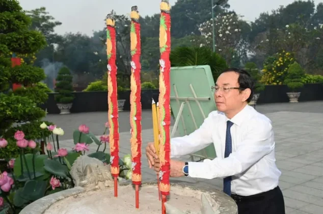 TP Hồ Ch&iacute; Minh: D&acirc;ng b&aacute;nh T&eacute;t l&ecirc;n Quốc tổ H&ugrave;ng Vương v&agrave; Đức Lễ Th&agrave;nh Hầu Nguyễn Hữu Cảnh