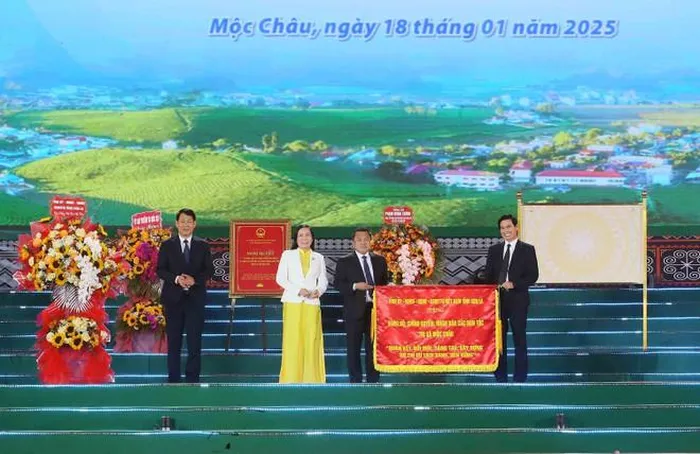 Bí thư Tỉnh ủy Sơn La Hoàng Quốc Khánh trao cờ của Tỉnh ủy, Hội đồng Nhân dân, Ủy ban Nhân dân, Ủy ban Mặt trận Tổ quốc Việt Nam tỉnh Sơn La cho Đảng bộ, chính quyền và Nhân dân các dân tộc thị xã Mộc Châu.