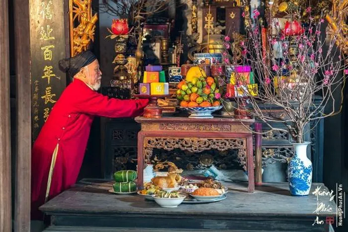 Lễ dâng hương ngày Tết.