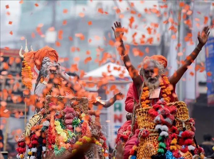 Các tín đồ đạo Hindu tham gia Lễ hội Mahakumbh Mela ở Prayagraj, Ấn Độ.