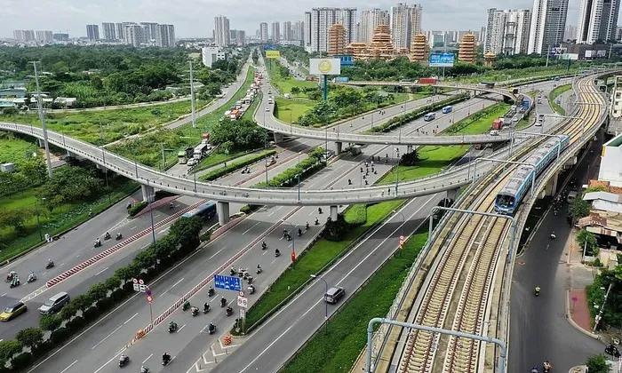 Mục tiêu tổng quát là phát triển Thành phố Hồ Chí Minh trở thành đô thị toàn cầu, văn minh, hiện đại, nghĩa tình, năng động sáng tạo…