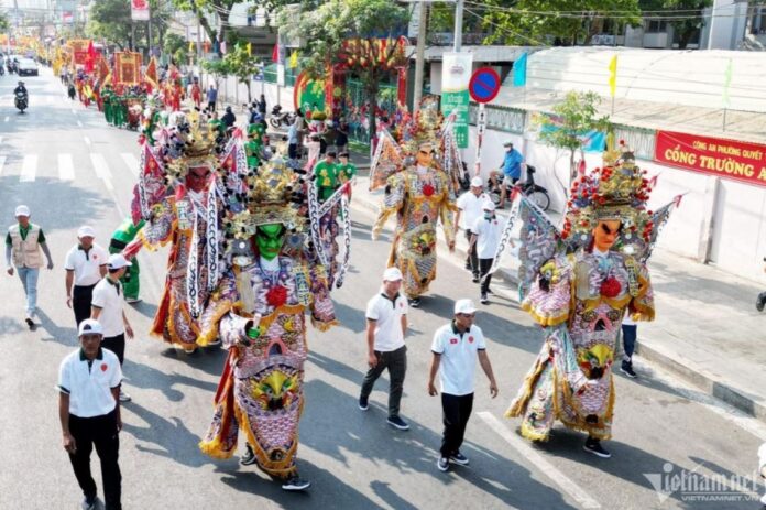 Hàng nghìn người diễu hành 8km khắp đường phố trong lễ hội Chùa Ông
