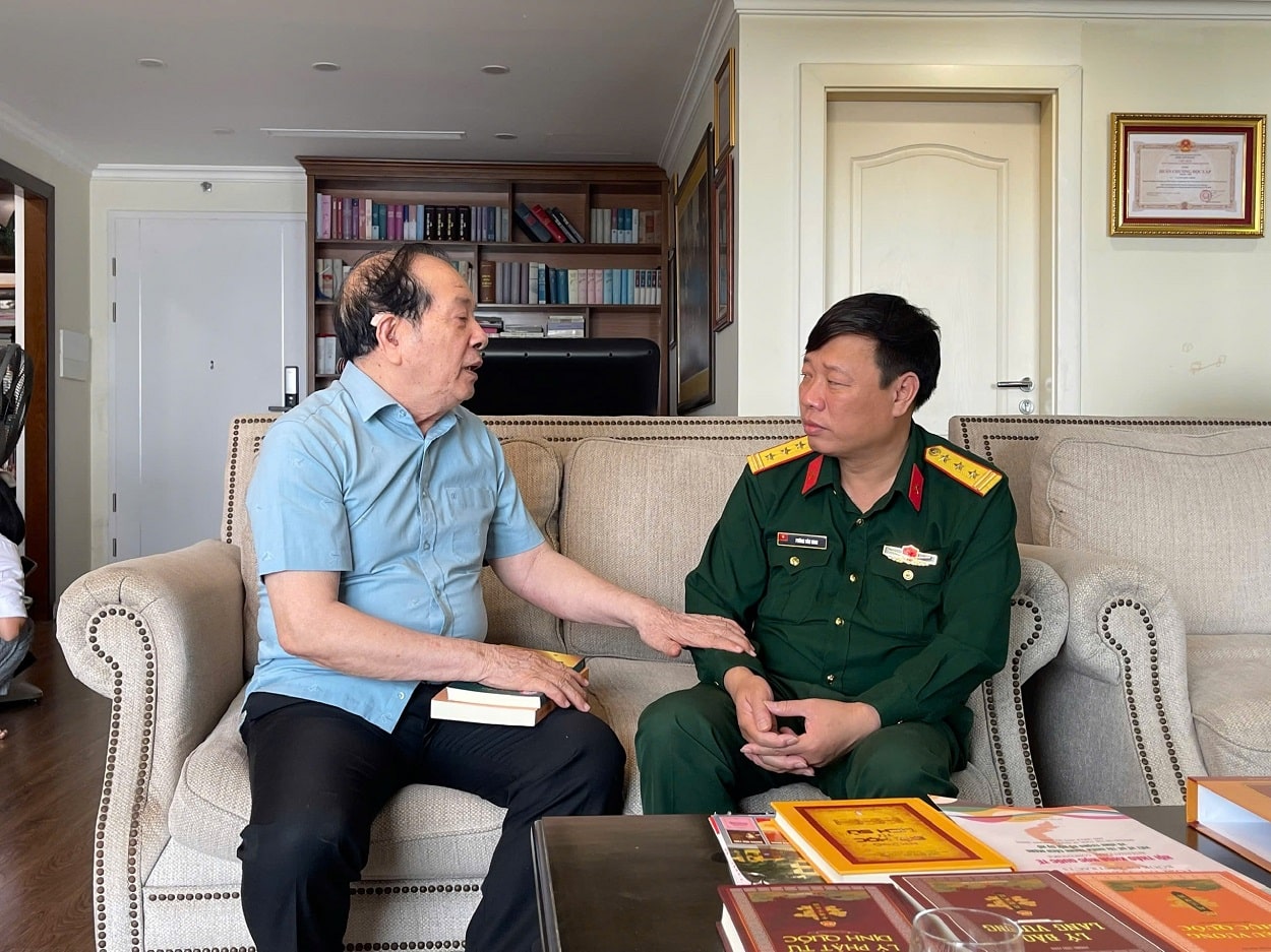 Nhà thơ Hữu Thỉnh và nhà văn Phùng Văn Khai