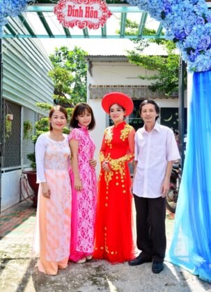 Nh&agrave; thơ Nguyễn Th&agrave;nh Tuấn (ngo&agrave;i c&ugrave;ng b&igrave;a phải).