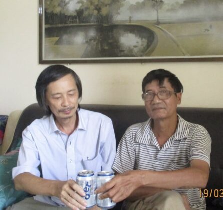 Nh&agrave; thơ Nguyễn Th&agrave;nh Tuấn (b&igrave;a tr&aacute;i).