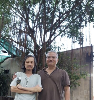 Nh&agrave; thơ Nguyễn Th&agrave;nh Tuấn (b&igrave;a tr&aacute;i) v&agrave; nh&agrave; ph&ecirc; b&igrave;nh Ho&agrave;ng Li&ecirc;n Sơn