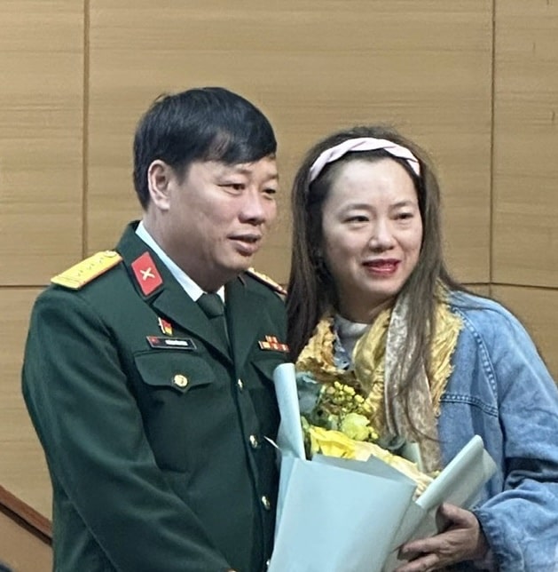 Nhà thơ Vi Thùy Linh và nhà văn Phùng Văn Khai