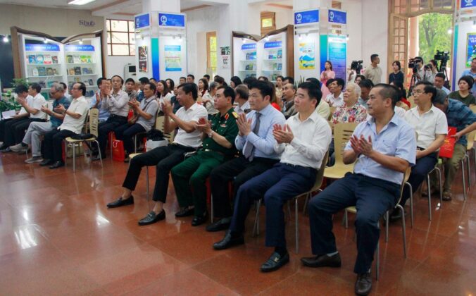 Nh&agrave; văn, nh&agrave; nghi&ecirc;n cứu Nguyễn Xu&acirc;n Tuấn (ngo&agrave;i c&ugrave;ng b&igrave;a phải) tại buổi ra mắt - trao tặng s&aacute;ch &ldquo;Danh nh&acirc;n - &Ocirc;ng tổ nghề th&ecirc;u L&ecirc; C&ocirc;ng H&agrave;nh.