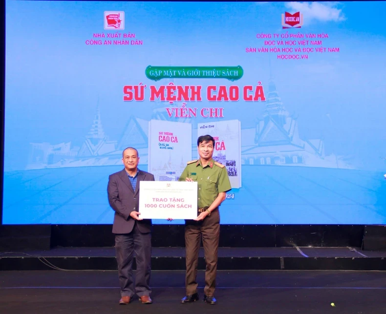 Nhà văn, nhà nghiên cứu Nguyễn Xuân Tuấn tặng sách cho Bộ Công an tại buổi ra mắt cuốn sách “Sứ mệnh cao cả”.