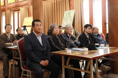 Nhà văn, nhà nghiên cứu Nguyễn Xuân Tuấn (bìa trái).