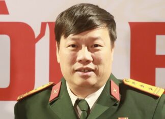 Đôi vai người lính - Tùy bút Phùng Văn Khai