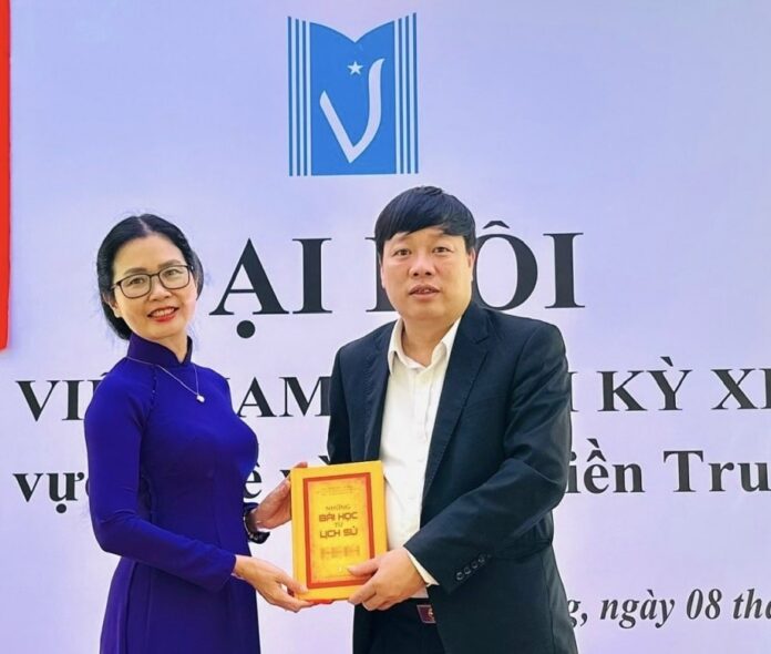 Nhà văn Phùng Văn Khai: Cuộc chơi và những thử thách - Tác giả: Yên Lan Nhà văn Phùng Văn Khai: Cuộc chơi và những thử thách - Tác giả: Yên Lan