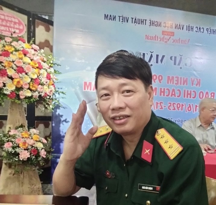Nhà văn Phùng Văn Khai 