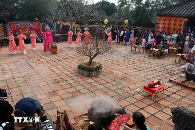 T&aacute;i hiện kh&ocirc;ng kh&iacute; rộn r&agrave;ng ng&agrave;y Tết ở Cung Trường Sanh trong Đại Nội Huế.