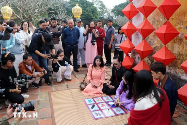Du kh&aacute;ch th&iacute;ch th&uacute; tham gia tr&ograve; chơi truyền thống ng&agrave;y Tết ở Cung Trường Sanh trong Đại Nội Huế.