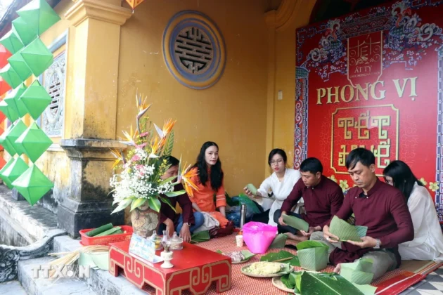 Hoạt động g&oacute;i b&aacute;nh chưng tại chương tr&igrave;nh "Phong vị Tết Huế" ở Cung Trường Sanh trong Đại Nội Huế.