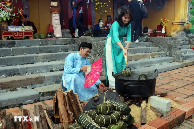 Du kh&aacute;ch th&iacute;ch th&uacute; trải nghiệm luộc b&aacute;nh chưng ng&agrave;y Tết ở Cung Trường Sanh trong Đại Nội Huế.