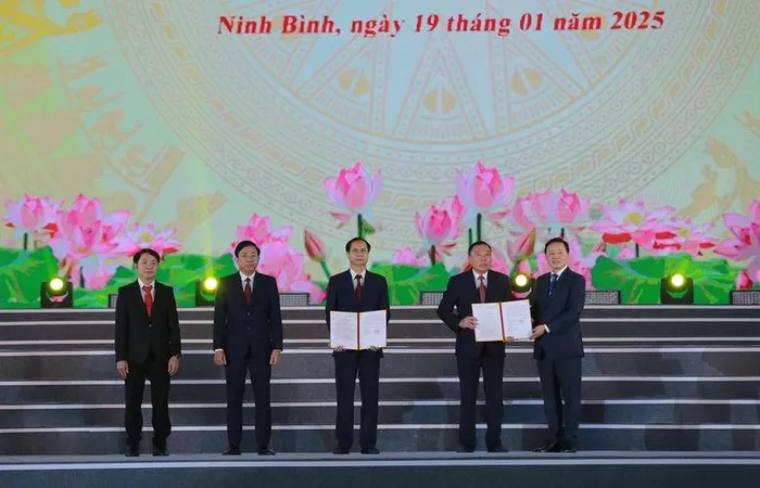 Việc Ủy ban Thường vụ Quốc hội ban hành Nghị quyết thành lập thành phố Hoa Lư trên cơ sở hợp nhất thành phố Ninh Bình và huyện Hoa Lư - Ảnh: VGP/Minh Khôi