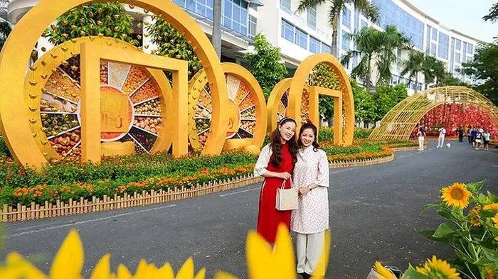 Đường hoa xuân Phú Mỹ Hưng, Thành phố Hồ Chí Minh.