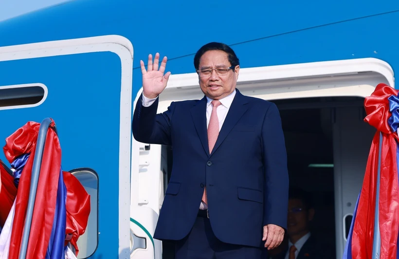 Thủ tướng Chính phủ Phạm Minh Chính tới Vientiane, bắt đầu thăm Lào