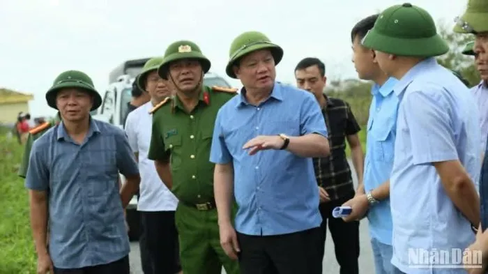 Bí thư Tỉnh ủy Thái Bình Nguyễn Khắc Thận (đứng giữa) cho biết, xây dựng Thái Bình trở thành tỉnh phát triển trong vùng Đồng bằng sông Hồng là khát vọng của Đảng bộ, chính quyền và nhân dân.