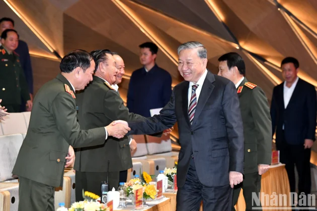 Tổng B&iacute; thư T&ocirc; L&acirc;m v&agrave; c&aacute;c đại biểu dự chương tr&igrave;nh gặp mặt.