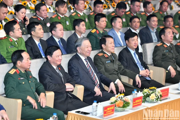Tổng B&iacute; thư T&ocirc; L&acirc;m v&agrave; c&aacute;c đại biểu dự chương tr&igrave;nh gặp mặt.