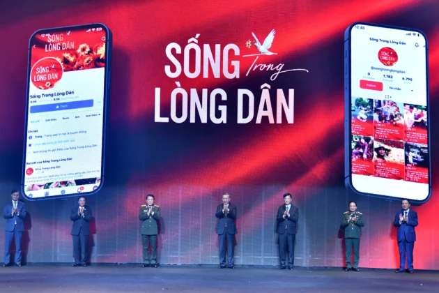 Tổng B&iacute; thư T&ocirc; L&acirc;m v&agrave; c&aacute;c đại biểu thực hiện nghi thức ph&aacute;t động chiến dịch chia sẻ những h&igrave;nh ảnh đẹp tr&ecirc;n kh&ocirc;ng gian mạng v&igrave; cuộc sống b&igrave;nh y&ecirc;n với t&ecirc;n gọi "Chiế́n dịch hoa hướng dương".