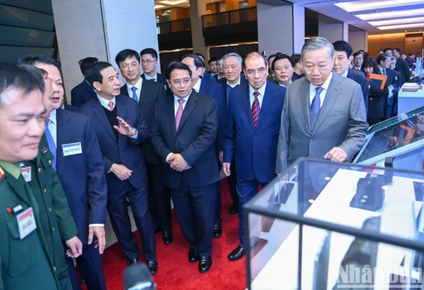 Tổng B&iacute; thư T&ocirc; L&acirc;m v&agrave; c&aacute;c đồng ch&iacute; l&atilde;nh đạo Đảng, Nh&agrave; nước nghe giới thiệu về c&aacute;c sản phẩm khoa học, c&ocirc;ng nghệ của Tập đo&agrave;n Viettel.