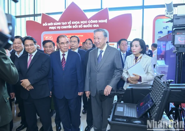 Tổng B&iacute; thư T&ocirc; L&acirc;m v&agrave; c&aacute;c đồng ch&iacute; l&atilde;nh đạo Đảng, Nh&agrave; nước tham quan trưng b&agrave;y khoa học, c&ocirc;ng nghệ.