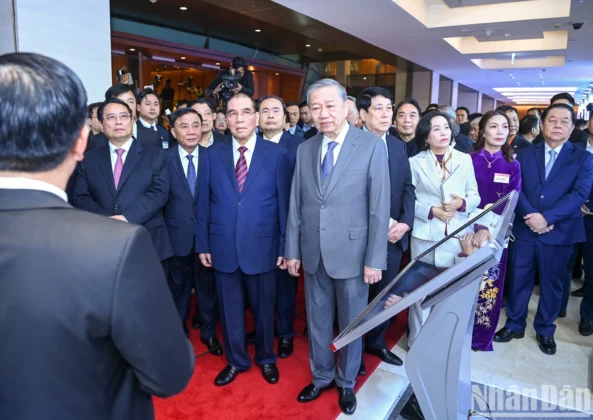 Tổng B&iacute; thư T&ocirc; L&acirc;m v&agrave; c&aacute;c đồng ch&iacute; l&atilde;nh đạo Đảng, Nh&agrave; nước tham quan trưng b&agrave;y khoa học, c&ocirc;ng nghệ.