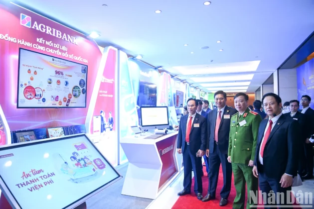 C&aacute;c đại biểu tham quan gian trưng b&agrave;y của Ng&acirc;n h&agrave;ng Agribank.