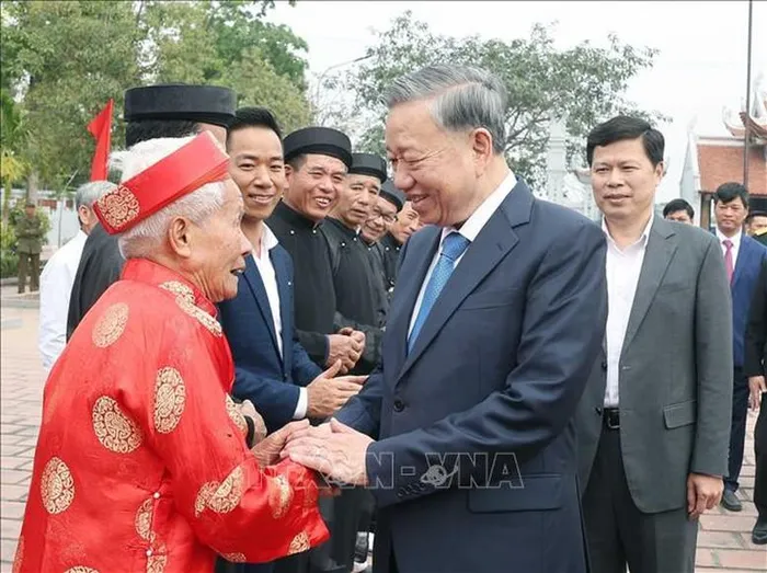 Tổng Bí thư với nhân dân xã Phạm Hồng Thái, huyện Khoái Châu 