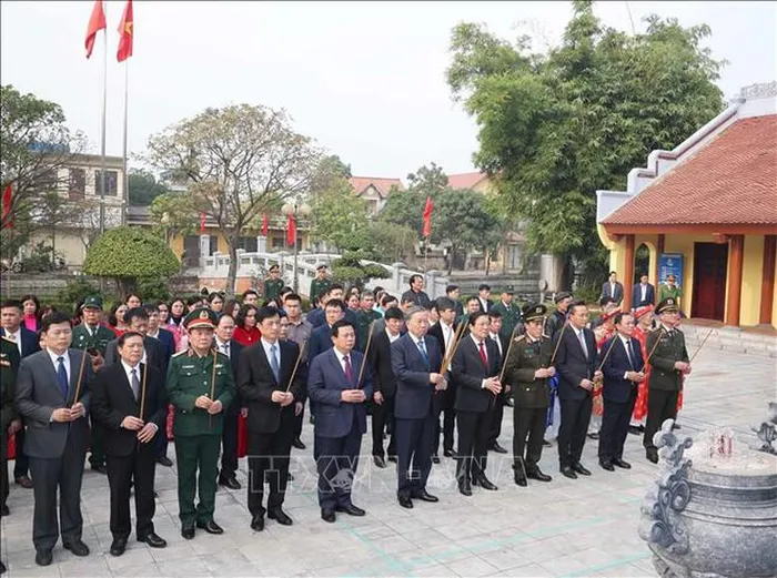 Tổng Bí thư dâng hương tại Nhà tưởng niệm Trung tướng Nguyễn Bình 