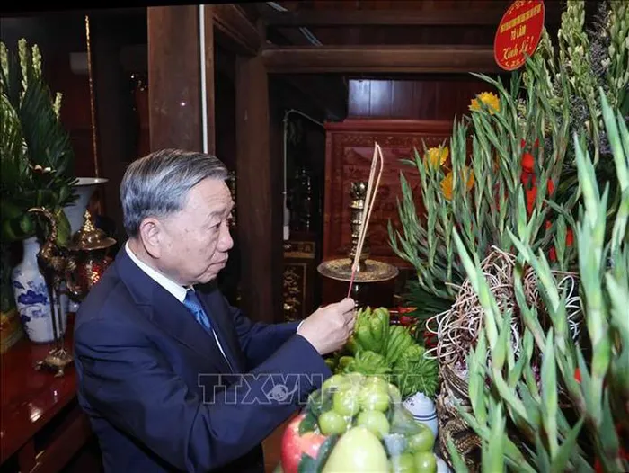 Tổng Bí thư dâng hương tại Nhà tưởng niệm bà Hoàng Thị Loan, thân mẫu của Chủ tịch Hồ Chí Minh (xã Đồng Tiến, huyện Khoái Châu)