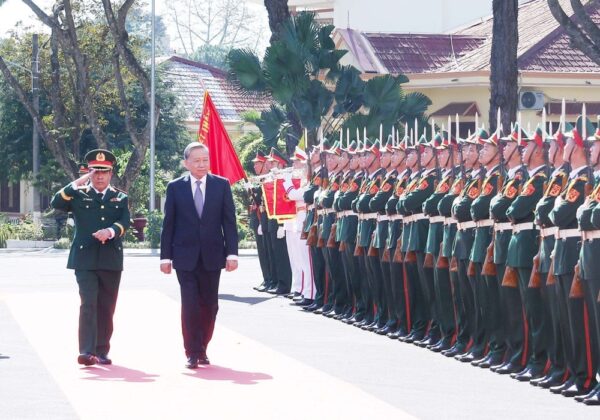 Tổng B&iacute; thư T&ocirc; L&acirc;m thăm v&agrave; l&agrave;m việc tại Qu&acirc;n đo&agrave;n 34