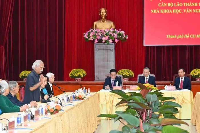 Tổng Bí thư Tô Lâm cùng các đồng chí lãnh đạo Đảng và Nhà nước lắng nghe các ý kiến, hiến kế, góp ý tâm huyết của các đồng chí nguyên lãnh đạo Đảng, Nhà nước, đại biểu trí thức, nhà khoa học, văn nghệ sĩ.