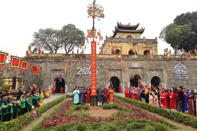 C&aacute;c nghi lễ &ldquo;Tống cựu nghinh t&acirc;n&rdquo; t&aacute;i hiện nghi thức, phong tục d&acirc;n gian v&agrave; cung đ&igrave;nh độc đ&aacute;o được diễn ra tại Khu Di sản thế giới Ho&agrave;ng th&agrave;nh Thăng Long