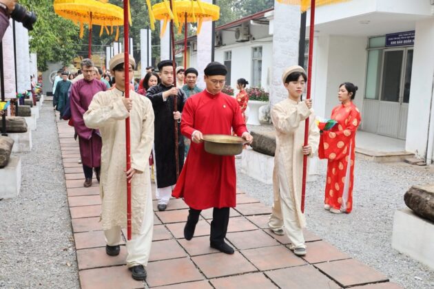 Phong tục thả c&aacute; ch&eacute;p dựa tr&ecirc;n sự t&iacute;ch c&aacute; ch&eacute;p vượt vũ m&ocirc;n v&agrave; h&oacute;a rồng. Sau khi l&agrave;m lễ tại Điện K&iacute;nh Thi&ecirc;n, c&aacute; ch&eacute;p được đưa đi thả. Phong tục n&agrave;y c&oacute; &yacute; nghĩa l&agrave; cầu mong sự sinh s&ocirc;i, ph&aacute;t triển của người Việt xưa