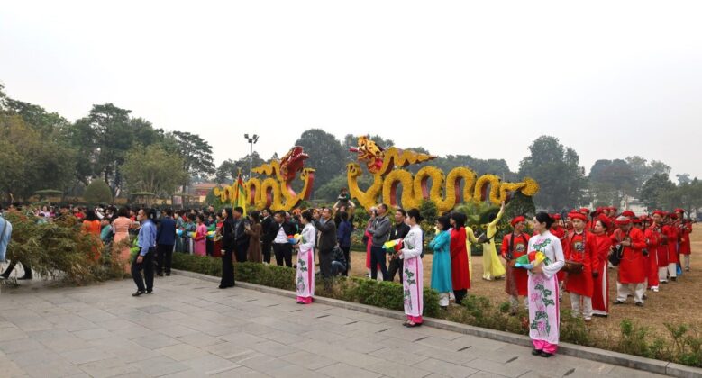 C&aacute;c nghi lễ &ldquo;tống cựu nghinh t&acirc;n&rdquo; kh&eacute;p lại năm cũ v&agrave; đ&oacute;n ch&agrave;o m&ugrave;a xu&acirc;n mới với mong ước an vui, sum vầy, bao gồm: Lễ c&uacute;ng &ocirc;ng C&ocirc;ng &ocirc;ng T&aacute;o, lễ phất thức, phong ấn, lễ tiến lịch, lễ tiến xu&acirc;n ngưu, lễ dựng n&ecirc;u...