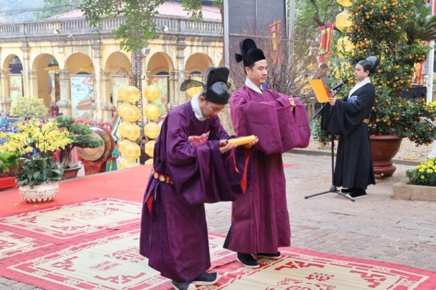 T&aacute;i hiện lễ tiến lịch ho&agrave;ng cung